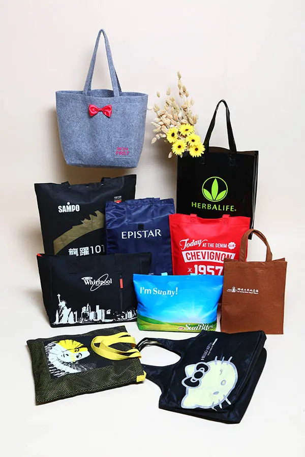 客製環保購物袋成品照:多款印有品牌 Logo 的不織布袋與帆布袋